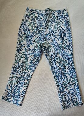 ROZ & ALI White Cropped Pants with Blue & Teal Leaf Print Size 16